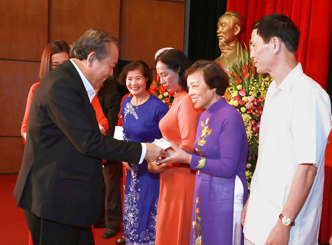 Phó Thủ tướng Thường trực Chính phủ Trương Hòa Bình tặng quà cho các tập thể và cá nhân tiêu biểu trong Cuộc vận động 'Toàn dân đoàn kết xây dựng nông thôn mới, đô thị văn minh năm 2019' của liên 3 Khu dân cư số 10, 11 và 12 thuộc phường Trần Hưng Đạo. (Ảnh: Doãn Tấn/TTXVN) Lắng nghe nguyện vọng của nhân dân, ưu tiên chăm lo công tác mặt trận ảnh 1