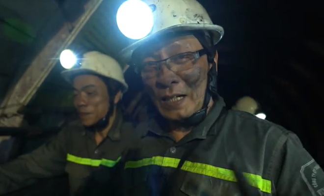 Nhà báo Lại Văn Sâm tham gia trải nghiệm cuộc sống của những người thợ mỏ. Cùng nhà báo Lại Văn Sâm, MC Thảo Vân trải nghiệm 'sống ở mỏ' ảnh 1