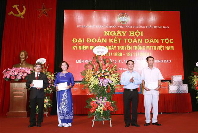 Ông Hầu A Lềnh, Ủy viên Trung ương Đảng, Phó Chủ tịch, Tổng Thư ký Ủy ban Trung ương Mặt trận Tổ quốc Việt Nam tặng quà cho liên 3 Khu dân cư số 10, 11 và 12 thuộc phường Trần Hưng Đạo. (Ảnh: Doãn Tấn/TTXVN) Lắng nghe nguyện vọng của nhân dân, ưu tiên chăm lo công tác mặt trận ảnh 2
