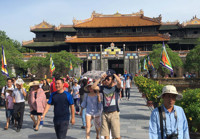Khách du lịch tham quan di tích trong tour du lịch 'Huế - một điểm đến 5 di sản.' (Ảnh: Quốc Việt/TTXVN) Kho tàng di sản Huế - tiềm năng phát triển du lịch còn bỏ ngỏ ảnh 1