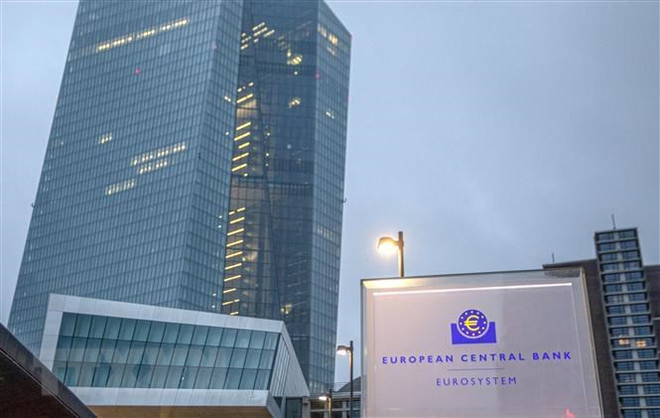 Trụ sở Ngân hàng Trung ương châu Âu tại Frankfurt am Main, miền Tây Đức. (Ảnh: AFP/TTXVN) Fed chấm dứt chuỗi tăng lãi suất liên tiếp: Khoảng dừng cần thiết? ảnh 2