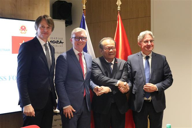 Đại sứ Thái Xuân Dũng với Thứ trưởng Công Thương Séc Edvard Kozusnik, Chủ tịch Phòng Thương mại Séc Zdenek Zajicek, nghị sỹ Nghị viện châu Âu (EP) Jan Zahradil. (Ảnh: Ngọc Biên/TTXVN) Doanh nghiệp Việt Nam và Séc chia sẻ kinh nghiệm, tăng cường hợp tác ảnh 1