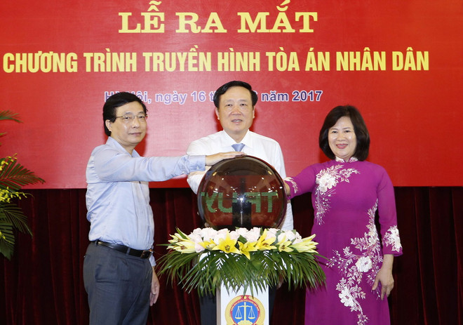 Ông Nguyễn Hòa Bình, Bí thư Trung ương Đảng, Bí thư Ban Cán sự Đảng, Chánh án Tòa án Nhân dân Tối cao và các đại biểu thực hiện nghi thức tại Lễ ra mắt. (Ảnh: Doãn Tấn/TTXVN) Chương trình "Truyền hình Tòa án nhân dân" sắp phát sóng số đầu tiên ảnh 1