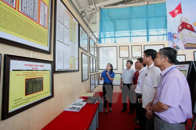 Khách tham quan một triển lãm bản đồ, trưng bày tư liệu về Trường Sa, Hoàng Sa. (Nguồn: TTXVN) Triển lãm bản đồ, tư liệu về Hoàng Sa và Trường Sa tại Quảng Bình ảnh 1