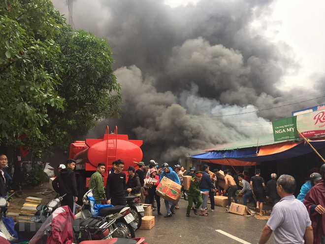 Vụ cháy gần khu vực chợ Vinh: Ước tính thiệt hại hàng tỷ đồng ảnh 1