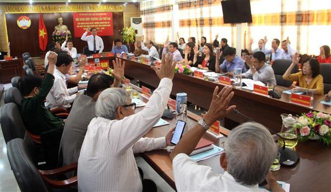 Các đại biểu biểu quyết đồng ý danh sách những người ứng cử đại biểu Quốc hội khóa XV và Hội đồng nhân dân tỉnh Quảng Nam khóa X, nhiệm kỳ 2021-2026. (Ảnh: Trịnh Bang Nhiệm/TTXVN) Thêm nhiều địa phương thỏa thuận xong danh sách sơ bộ người ứng cử ảnh 2