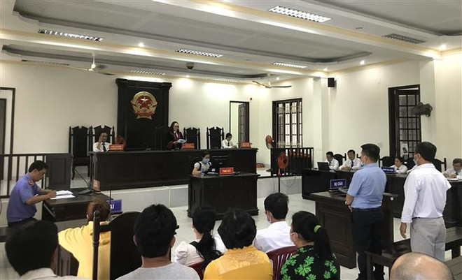 Quang cảnh phiên tòa. (Ảnh: Lê Thúy Hằng/TTXVN) Vĩnh Long: Tuyên án vụ sập tường công trình làm 7 người tử vong ảnh 1
