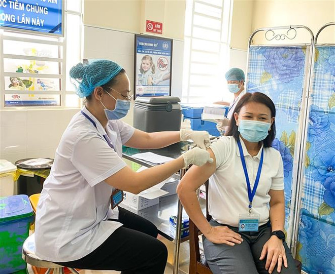 Tiêm vaccine cho những người làm trên tuyến đầu chống dịch ở Bình Dương. (Ảnh: TTXVN phát) Bình Dương tiêm vaccine cho những người tuyến đầu phòng dịch COVID-19 ảnh 1