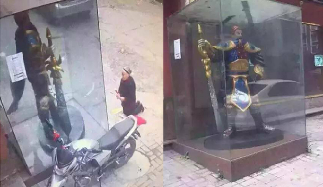 Cụ bà thành kính lạy tượng nhân vật trò chơi vì nhầm là Quan Công ảnh 1