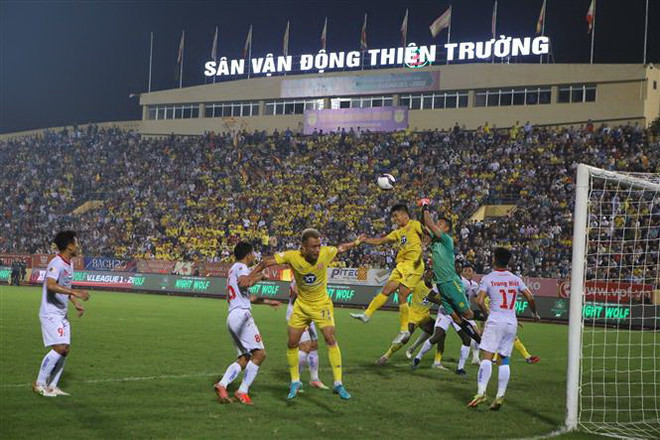 Pha tranh chấp bóng quyết liệt giữa cầu thủ hai đôi. (Ảnh: Công Luật/TTXVN) V-League 2022: Nam Định để thua Hải Phòng ở 'chảo lửa Thiên Trường' ảnh 1