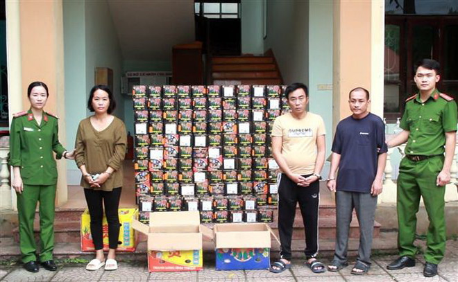Nghệ An: Bắt giữ ba đối tượng vận chuyển trái phép hơn 2,5 tạ pháo ảnh 1
