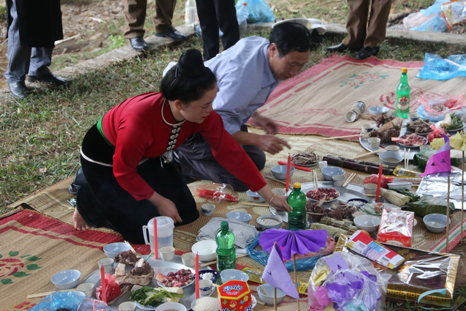Lễ cúng được chuẩn bị chu đáo. (Nguồn: Vietnam+) vnp_le xen dong 2.JPG