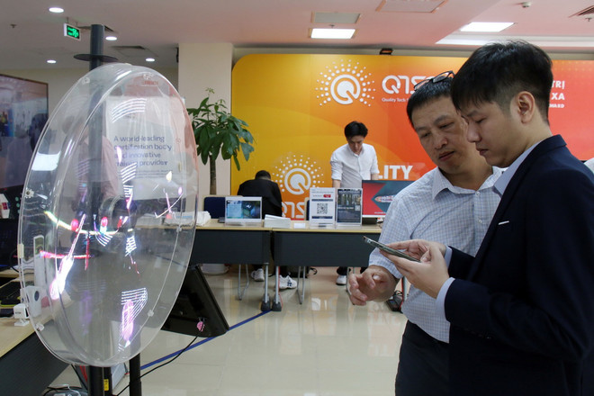 Các đại biểu tìm hiểu các giải pháp AI cho doanh nghiệp được trưng bày tại một hội thảo. (Ảnh: Tiến Lực/TTXVN) ttxvn_Giai phap AI_2.jpg