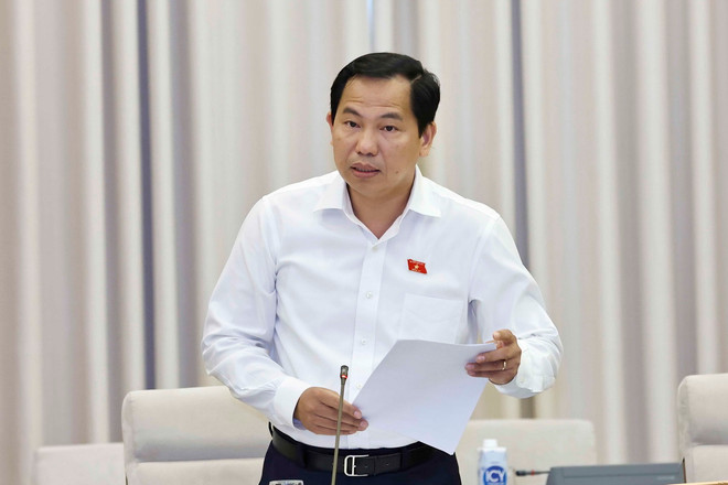 Chủ nhiệm Ủy ban Tài chính, Ngân sách của Quốc hội Lê Quang Mạnh trình bày tóm tắt báo cáo thẩm tra. (Ảnh: Doãn Tấn/TTXVN) ttxvn_thuong vu quoc hoi 15.jpg