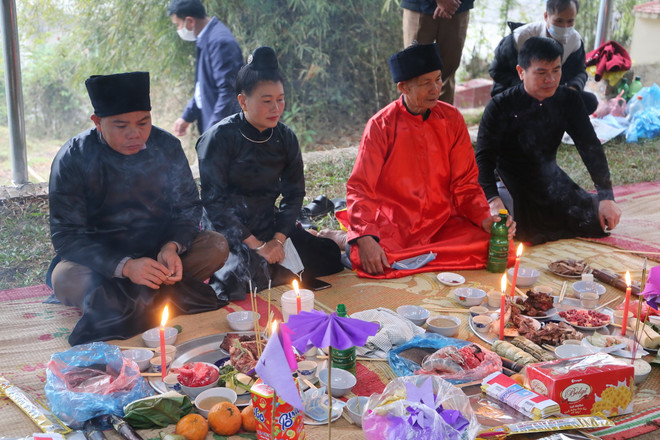 Buổi cúng Lễ Xên đông giống như một cuộc trao đổi, chuyện trò giữa các thầy mo và các vị thần rừng. (Nguồn: Vietnam+) vnp_le xen dong 3.JPG