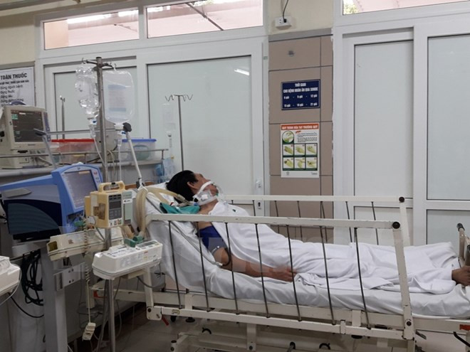 Uống nhầm rượu ngâm thuốc bóp chân, bảy người bị ngộ độc ảnh 1