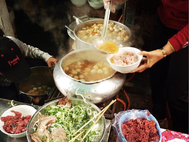 Bún bò Huế bán trong những con hẻm nhỏ cho người dân địa phương ở vùng đất cố đô luôn hết hàng rất sớm. (Ảnh: Mai Mai/Vietnam+) vnp_bun_bo_hue_1.jpg