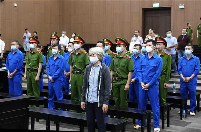 Các bị cáo tại phiên tòa. (Ảnh: Phạm Kiên/TTXVN) Cựu Chủ tịch Ủy ban Nhân dân tỉnh Bình Thuận Nguyễn Ngọc Hai hầu tòa ảnh 2