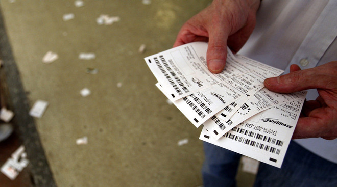 Quá ham mê cờ bạc, một người chồng đem cả vợ ra cá độ ảnh 1