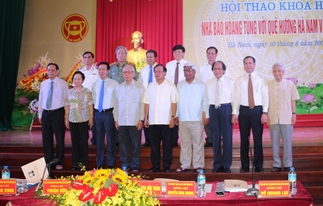 Các đại biểu tham dự hội thảo chụp ảnh lưu niệm. (Ảnh: Thanh Tuấn/TTXVN) Tri ân những đóng góp to lớn của nhà báo bậc thầy Hoàng Tùng ảnh 2