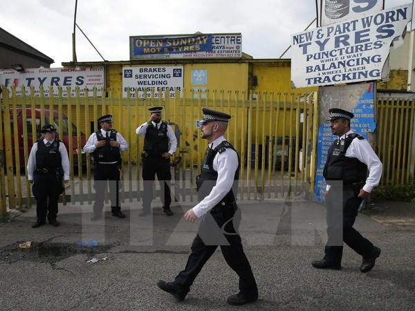 Cảnh sát điều tra tại Barking, London ngày 5/6. (Ảnh: AFP/TTXVN) Cảnh sát Anh bắt giữ thêm 1 đối tượng trong vụ khủng bố tại London ảnh 1
