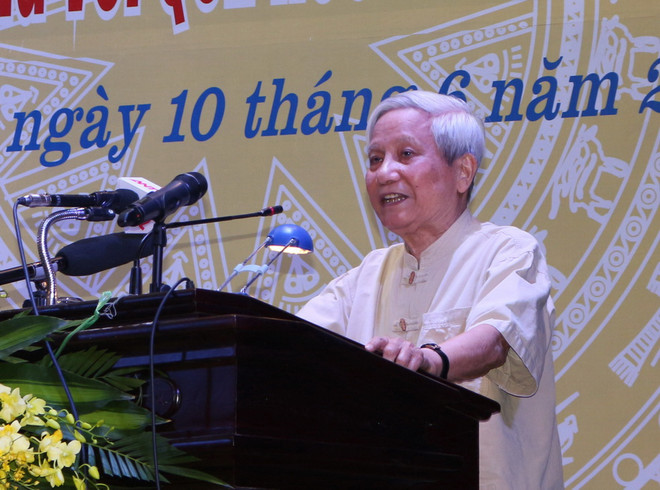 Nhà báo Hà Đăng, nguyên Tổng Biên tập Báo Nhân Dân, nguyên Trưởng Ban Tư tưởng-Văn hóa Trung ương trình bày tham luận. (Ảnh: Thanh Tuấn/TTXVN) Tri ân những đóng góp to lớn của nhà báo bậc thầy Hoàng Tùng ảnh 1