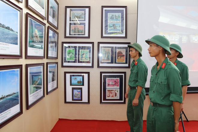 Khách tham quan triển lãm. (Ảnh: Ninh Đức Phương/TTXVN) Ninh Bình: Triển lãm tư liệu về Hoàng Sa và Trường Sa của Việt Nam ảnh 1