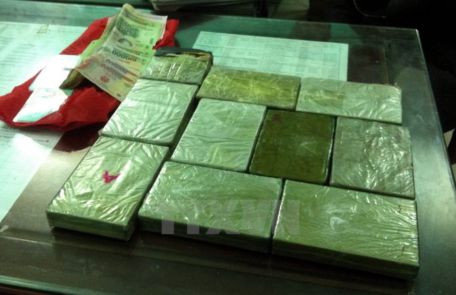 Bắt giữ 2 kẻ vận chuyển 10 bánh heroin, 6.000 viên ma túy tổng hợp ảnh 1