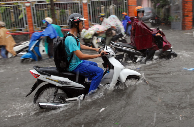 Ngập đường Phan Huy Ích (thuộc quận Tân Bình và Gò Vấp) sau một đợt mưa kéo dài. (Ảnh: Mạnh Linh/TTXVN) Mưa lớn kéo dài nhiều giờ gây ngập cục bộ ở Thành phố Hồ Chí Minh ảnh 1