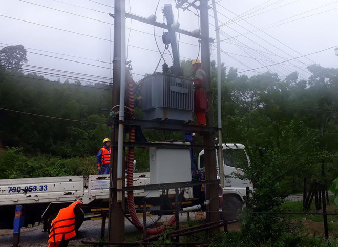 Điện lực miền Trung tập trung khắc phục sự cố lưới điện do mưa lũ ảnh 1