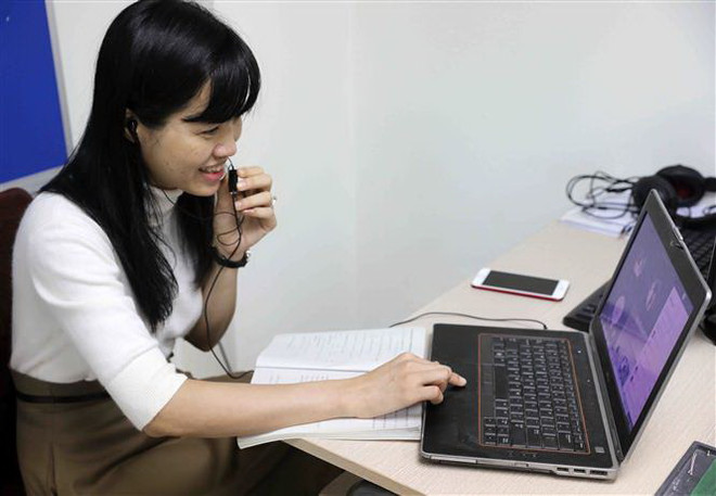 Dạy học online giúp học sinh đảm bảo kiến thức. (Ảnh: Thanh Tùng/TTXVN) Triển khai 3 giải pháp hỗ trợ thực hiện chương trình giáo dục ảnh 1