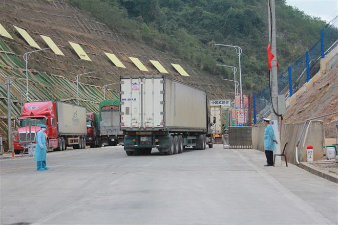 Công tác kiểm dịch y tế tại cửa khẩu Tân Thanh (Lạng Sơn) được tuân thủ nghiêm ngặt. (Ảnh: Quang Duy/TTXVN) Đề xuất cho phép thông quan hàng hóa qua các cửa khẩu phụ ảnh 1