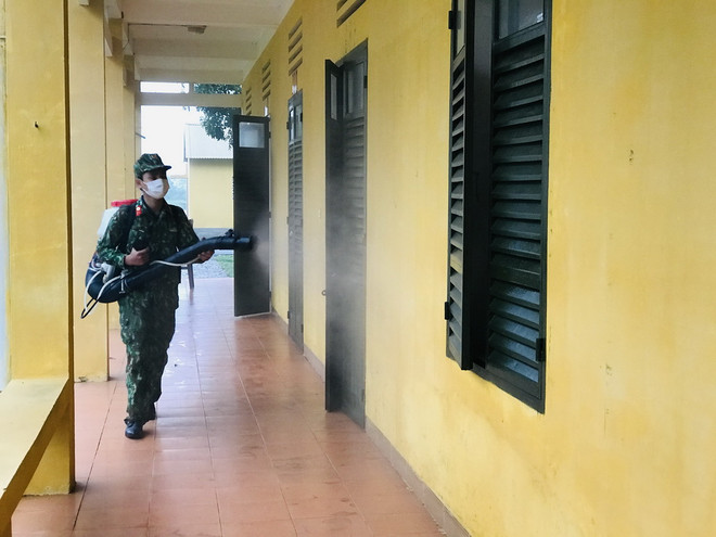 Kiểm soát nguy cơ dịch bệnh COVID-19 lây lan vào quân đội ảnh 1