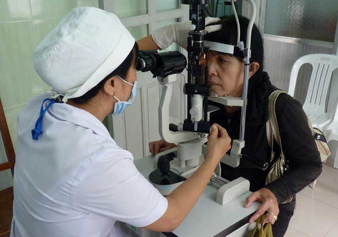 Nguy cơ bị mù vì sử dụng kính áp tròng không rõ nguồn gốc ảnh 1