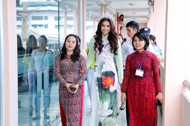 Hoa hậu Phạm Hương xúc động trong vòng tay hàng nghìn sinh viên ảnh 3