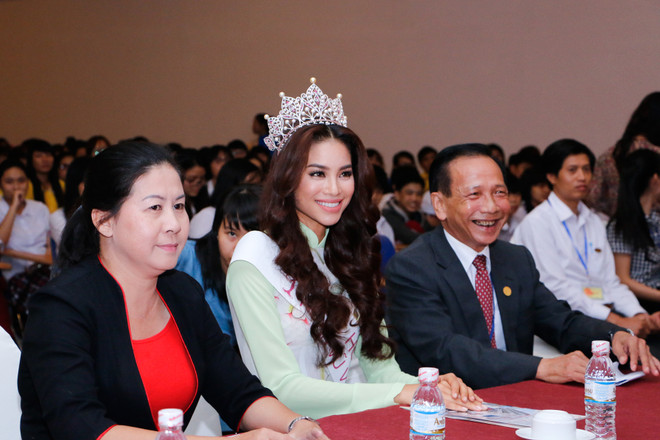 Hoa hậu Phạm Hương xúc động trong vòng tay hàng nghìn sinh viên ảnh 6