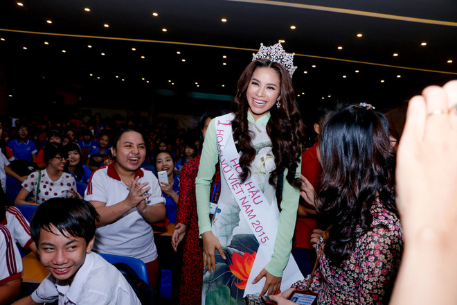 Hoa hậu Phạm Hương xúc động trong vòng tay hàng nghìn sinh viên ảnh 11