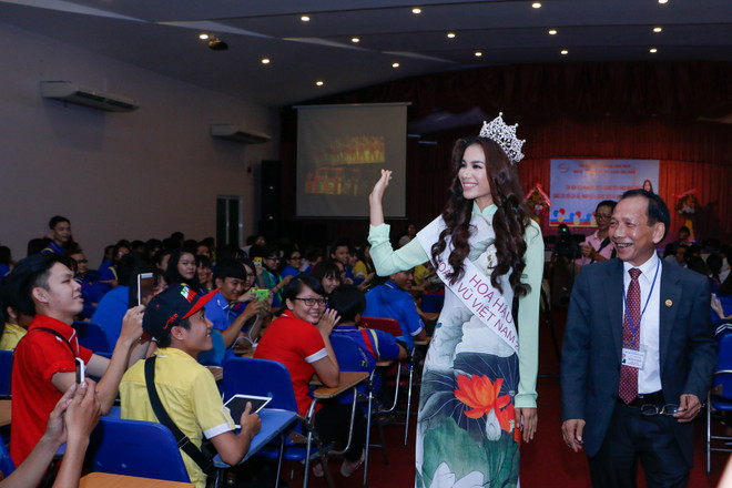 Hoa hậu Phạm Hương xúc động trong vòng tay hàng nghìn sinh viên ảnh 9