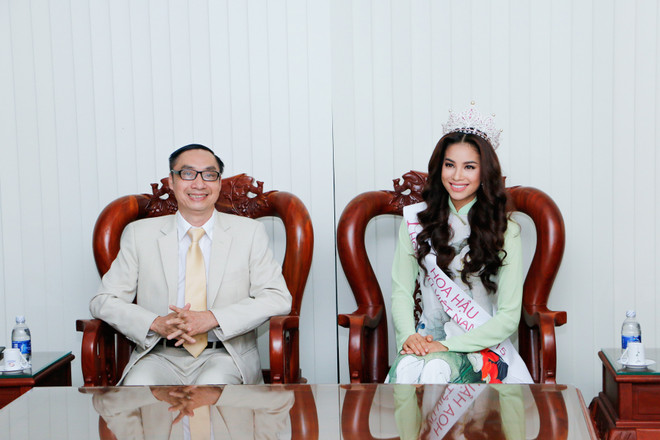 Hoa hậu Phạm Hương xúc động trong vòng tay hàng nghìn sinh viên ảnh 5