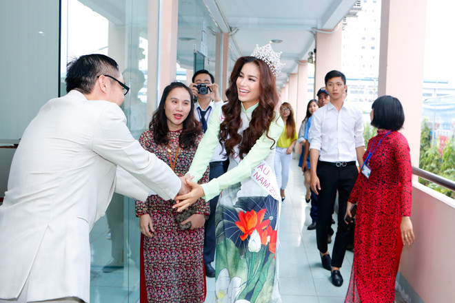 Hoa hậu Phạm Hương xúc động trong vòng tay hàng nghìn sinh viên ảnh 4