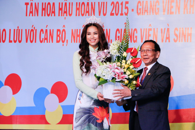 Hoa hậu Phạm Hương xúc động trong vòng tay hàng nghìn sinh viên ảnh 8