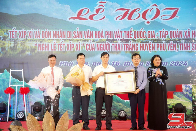 Đại diện Cục Di sản Văn hóa, Bộ Văn hóa, Thể thao và Du lịch và lãnh đạo tỉnh Sơn La trao chứng nhận cho huyện Phù Yên. (Nguồn: Báo Sơn La) tet xip xi 1.jpg