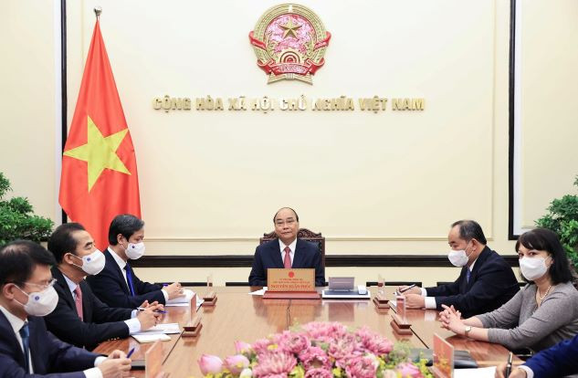 Chủ tịch nước Nguyễn Xuân Phúc điện đàm với Tổng thống Romania ảnh 1