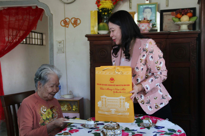 Phó Chủ tịch nước Võ Thị Ánh Xuân thăm, tặng quà Tết tại tỉnh Trà Vinh ảnh 1
