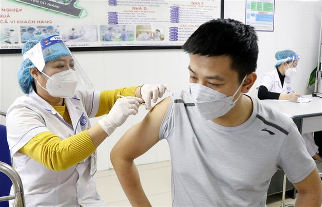 Tiêm vaccine ngừa COVID-19. (Ảnh minh họa. Nguồn: TTXVN) Hà Nội hạn chế mức thấp nhất ca mắc COVID-19 chuyển nặng và tử vong ảnh 1