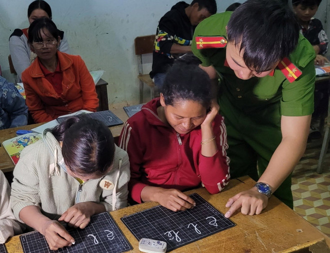 ttxvn_lop hoc tinh thuong 3.jpg