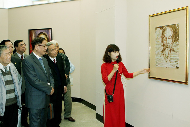 Làm sống động hình ảnh và tư tưởng Chủ tịch Hồ Chí Minh ở nước ngoài ảnh 1