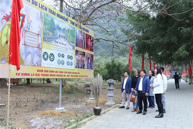 Độc đáo tour 'Tìm về cội nguồn' kết nối các điểm di tích lịch sử ảnh 1