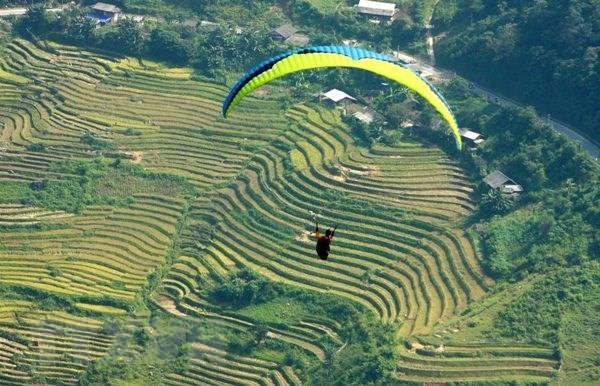 Các phi công bay lượn tại đèo Khau Phạ. (Ảnh: Thế Duyệt/TTXVN) Khai mạc Festival dù lượn 'Bay trên mùa nước đổ' ở Yên Bái ảnh 1