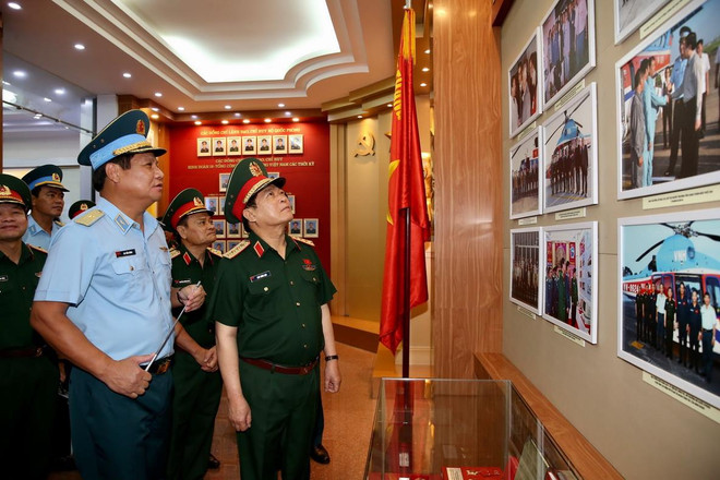 Bộ trưởng Bộ Quốc phòng Ngô Xuân lịch thăm, làm việc tại Binh đoàn 18 ảnh 1